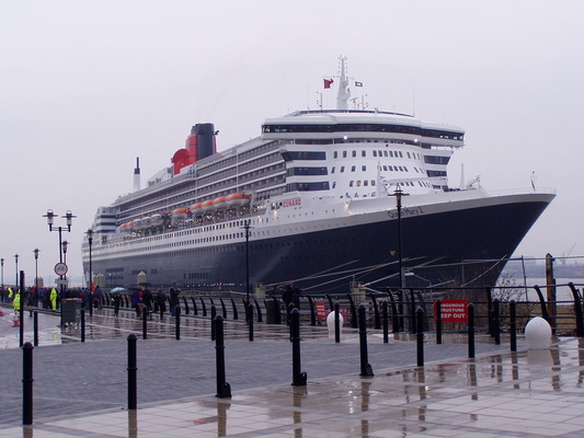 6 место: Queen Mary 2 (345 метров)